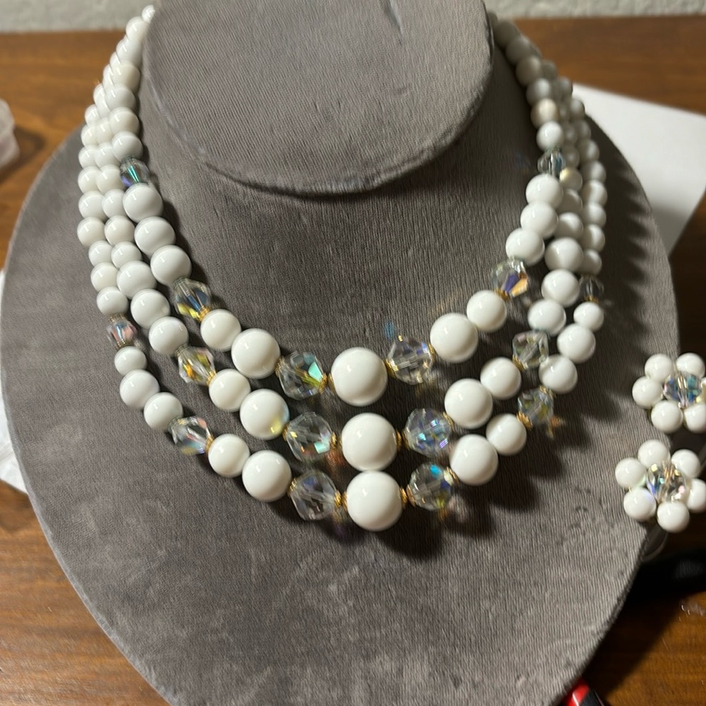 Super cute white bead set!  Perfect for all occasions